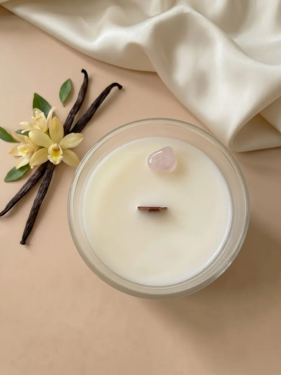 Vela Vanilla com quartzo rosa, linha Éclat